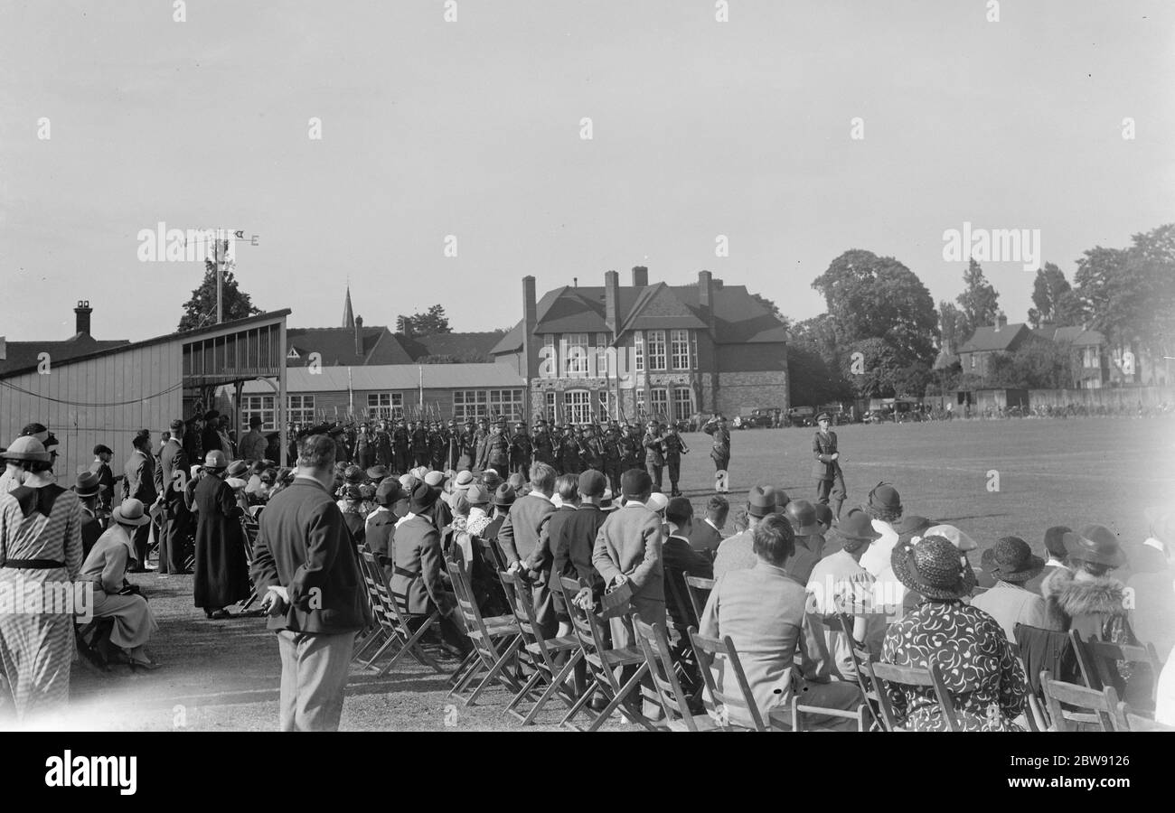 Dimostrazione del corpo di formazione degli ufficiali alla scuola di Dartford Grammer nel Kent . 1937 Foto Stock