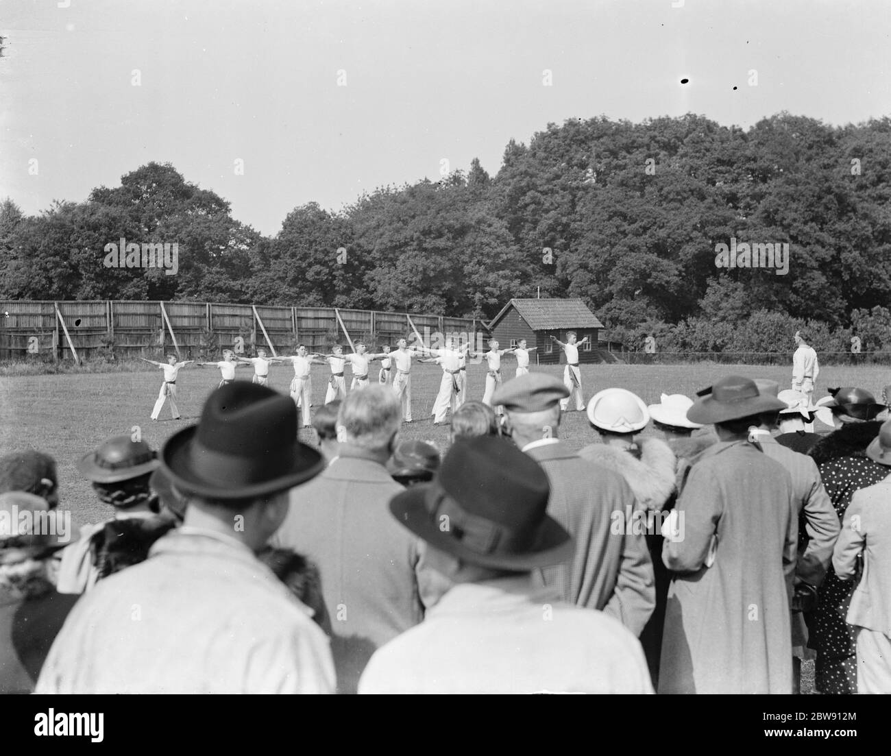Sport alla scuola Pennthorpe a Chislehurst , Kent . Riscaldamento delle punte . 1937 Foto Stock
