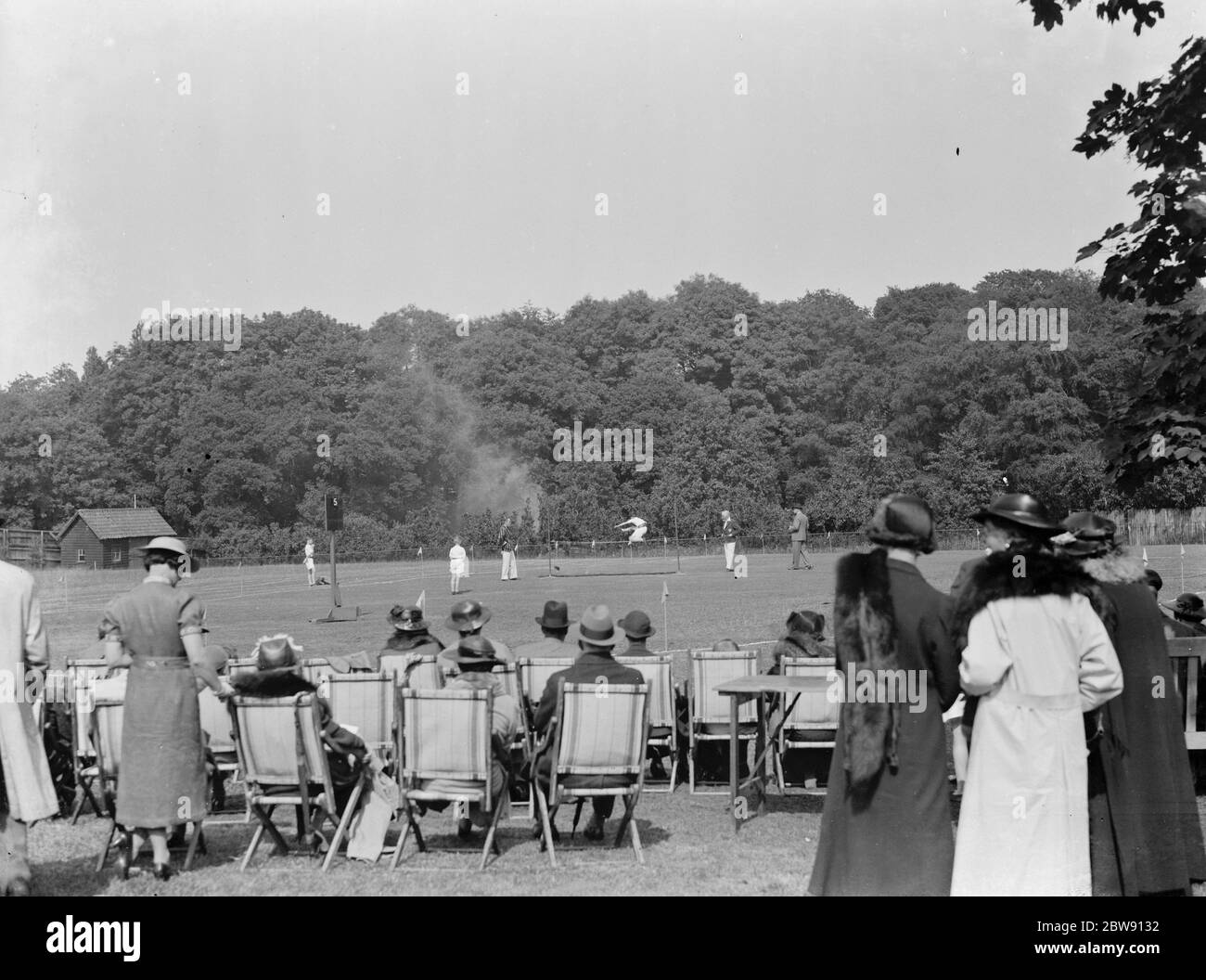 Sport alla scuola Pennthorpe di Chislehurst , Kent . Gli allievi competono nel salto alto. 1937 Foto Stock