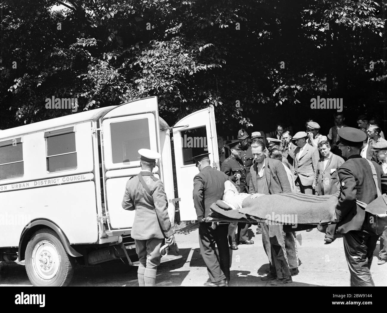 Un incidente di un incidente di tram a Catford , Londra , è stato portato in un'ambulanza . 11 giugno 1937 Foto Stock