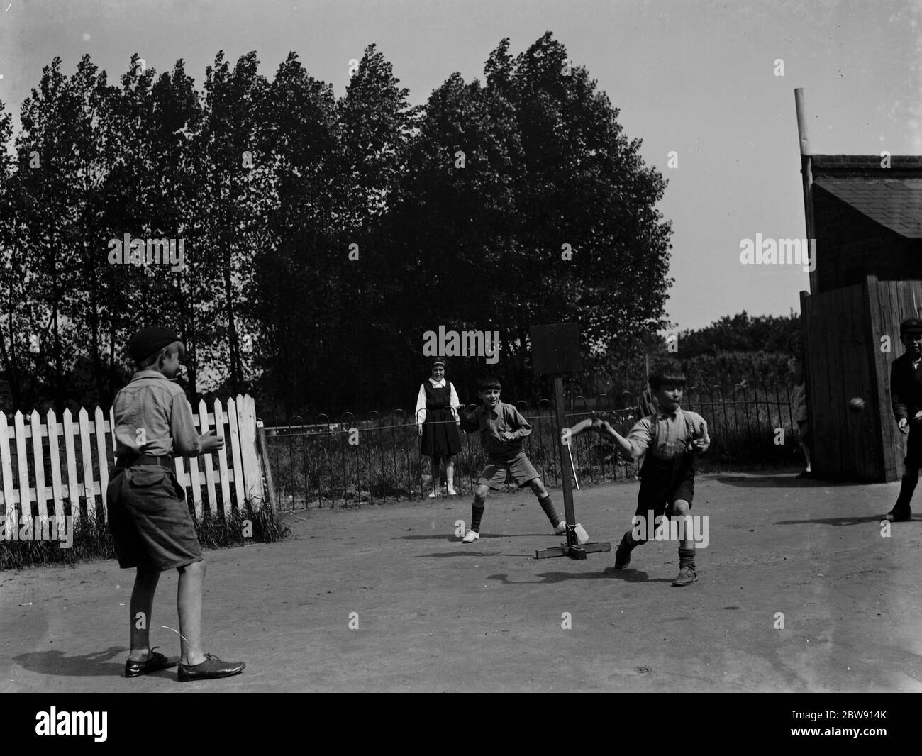 Bambini che giocano una partita di stoolball a Hartley , Kent . 1937 Foto Stock
