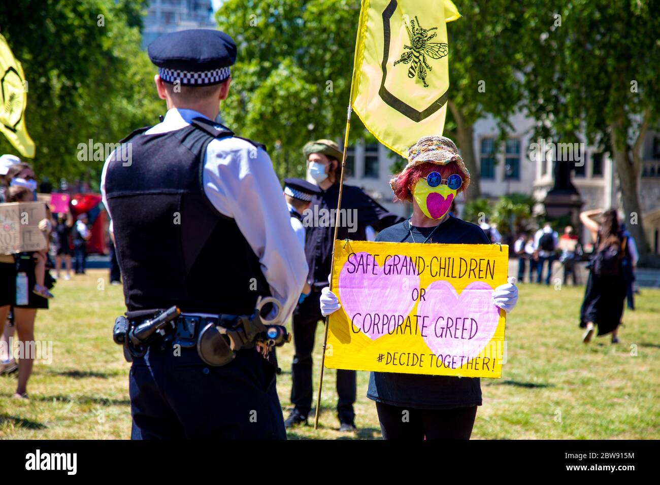 30 maggio 2020 Londra, UK - la ribellione estinguente ha tacito a Westminster la protesta socialmente distanziata contro i cambiamenti climatici, i manifestanti sono stati multati e portati via dalla polizia per aver violato le normative del coronavirus Foto Stock