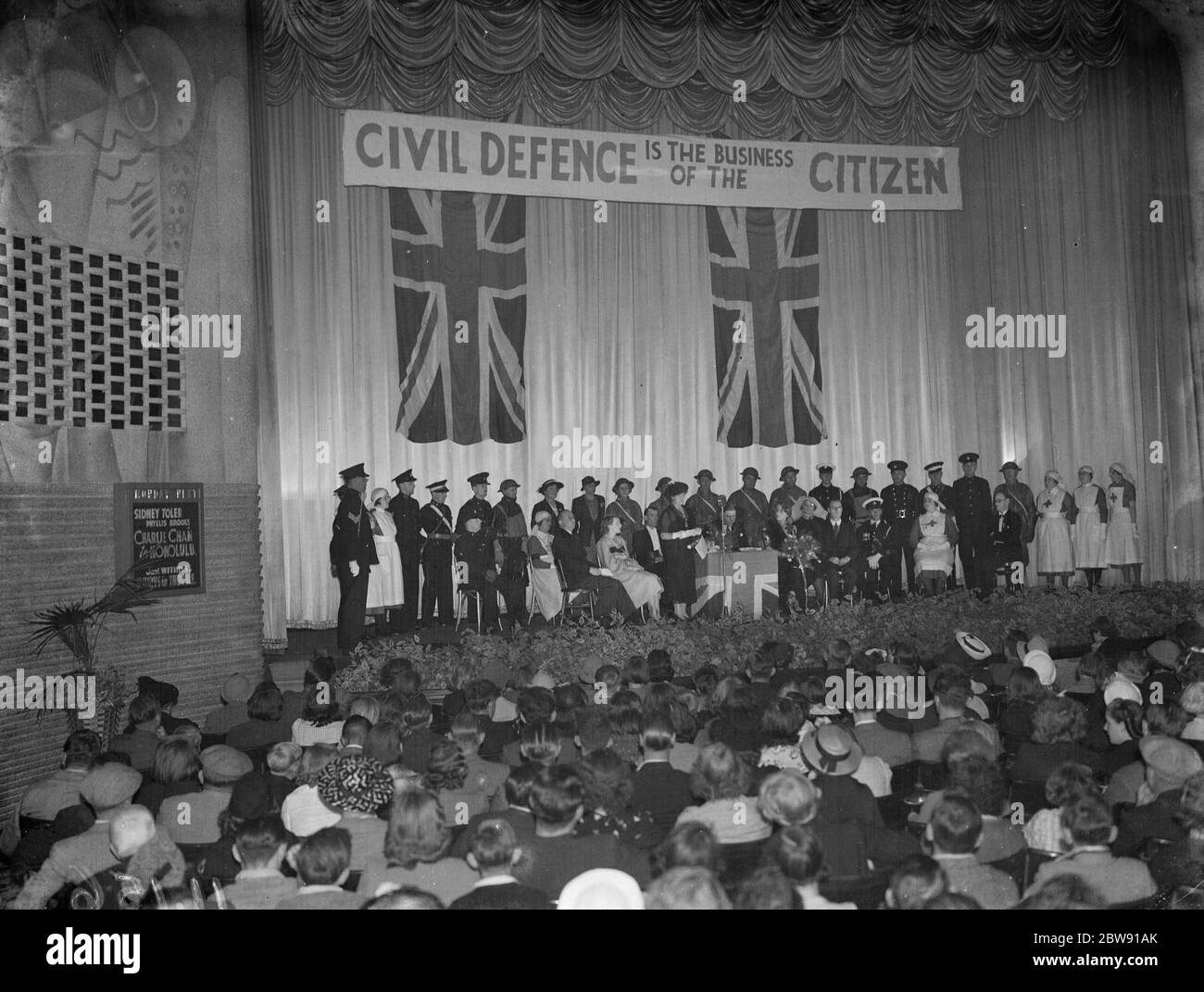 Tableaux nazionali al Plaza Cinema di Blackfen , Londra . Il banner recita:' la difesa civile è l'impresa del cittadino'. 1939 Foto Stock