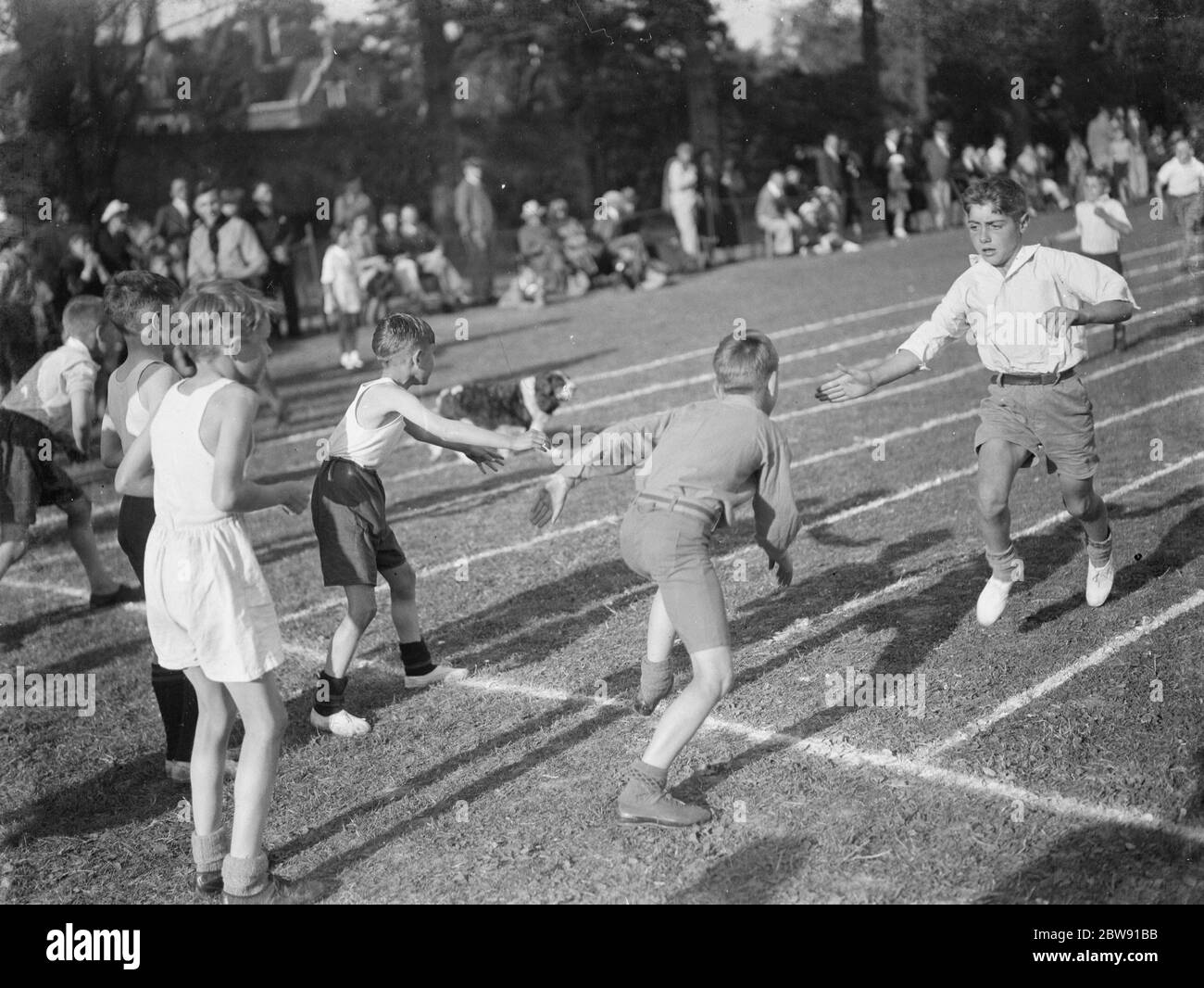 Giornata sportiva Scouts a Sidcup , Kent . La pista del relè . 1939 Foto Stock