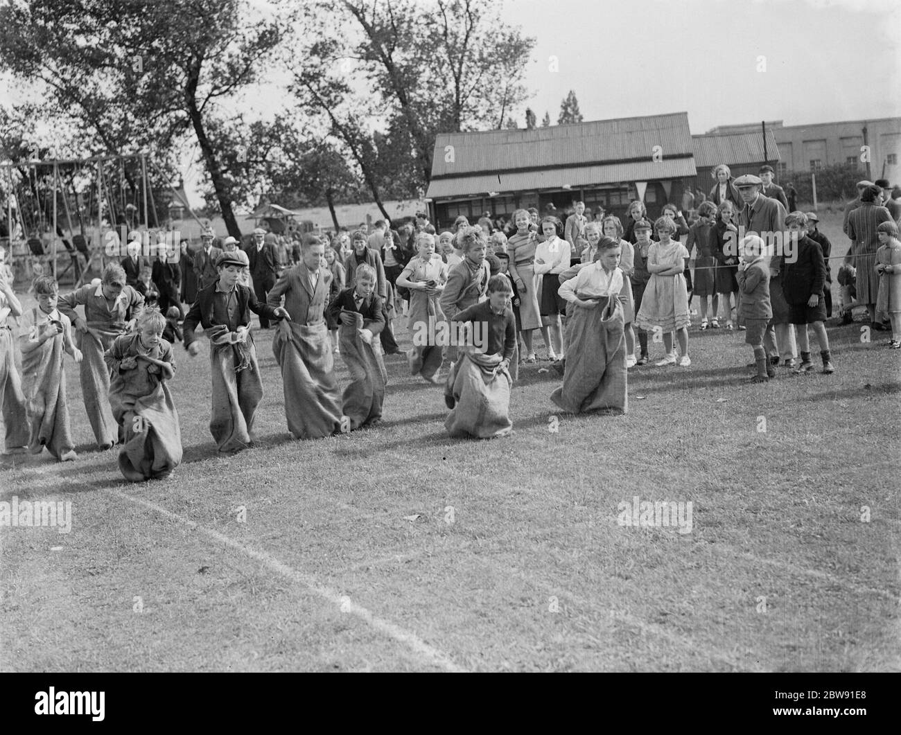 Una corsa di sacco a Swanley , Kent . 1939 Foto Stock
