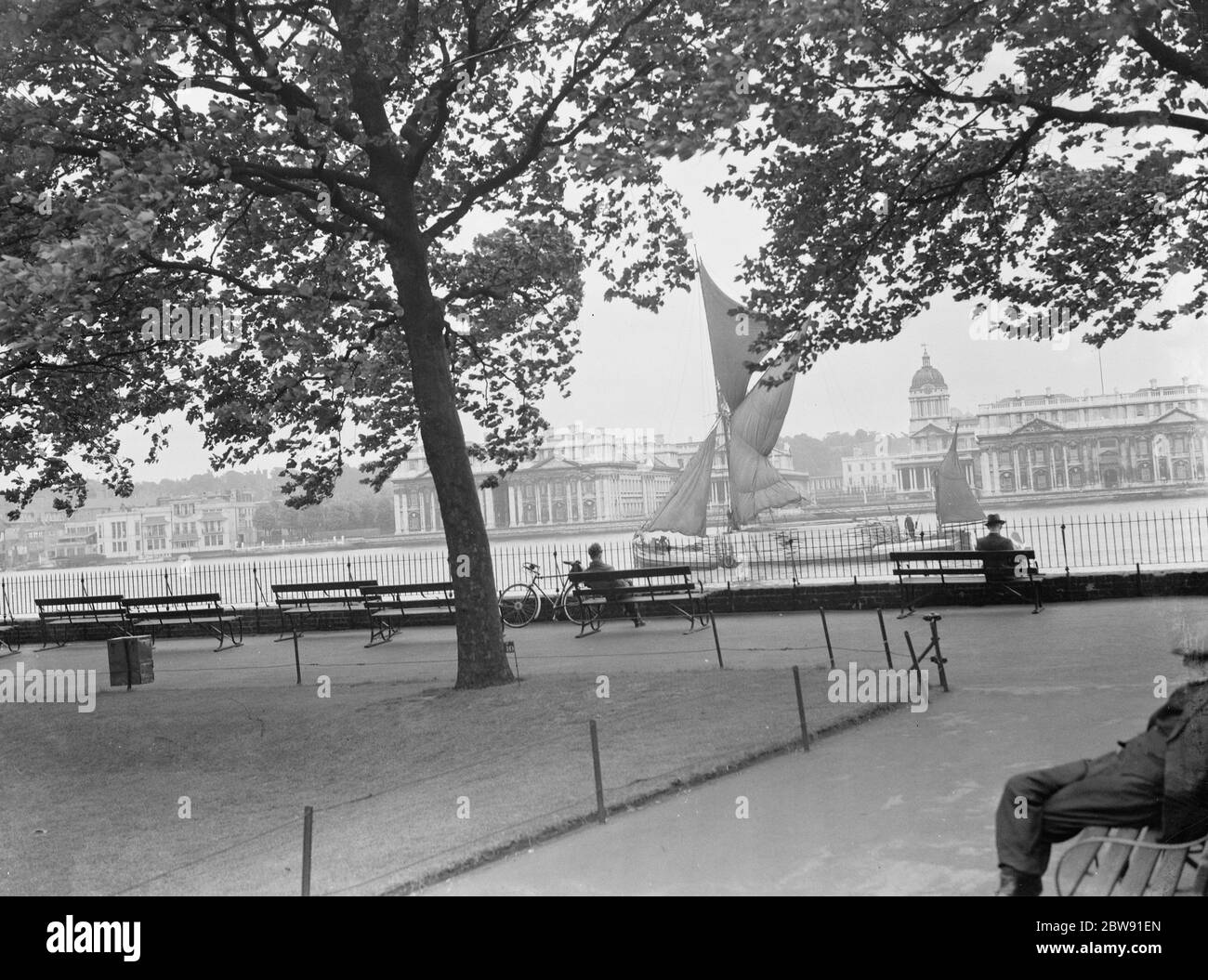 Una chiatta del Tamigi e un rimorchiatore sono visti dal parco fluviale dell'Isola dei Dogs a Greenwich , Londra . 1939 Foto Stock