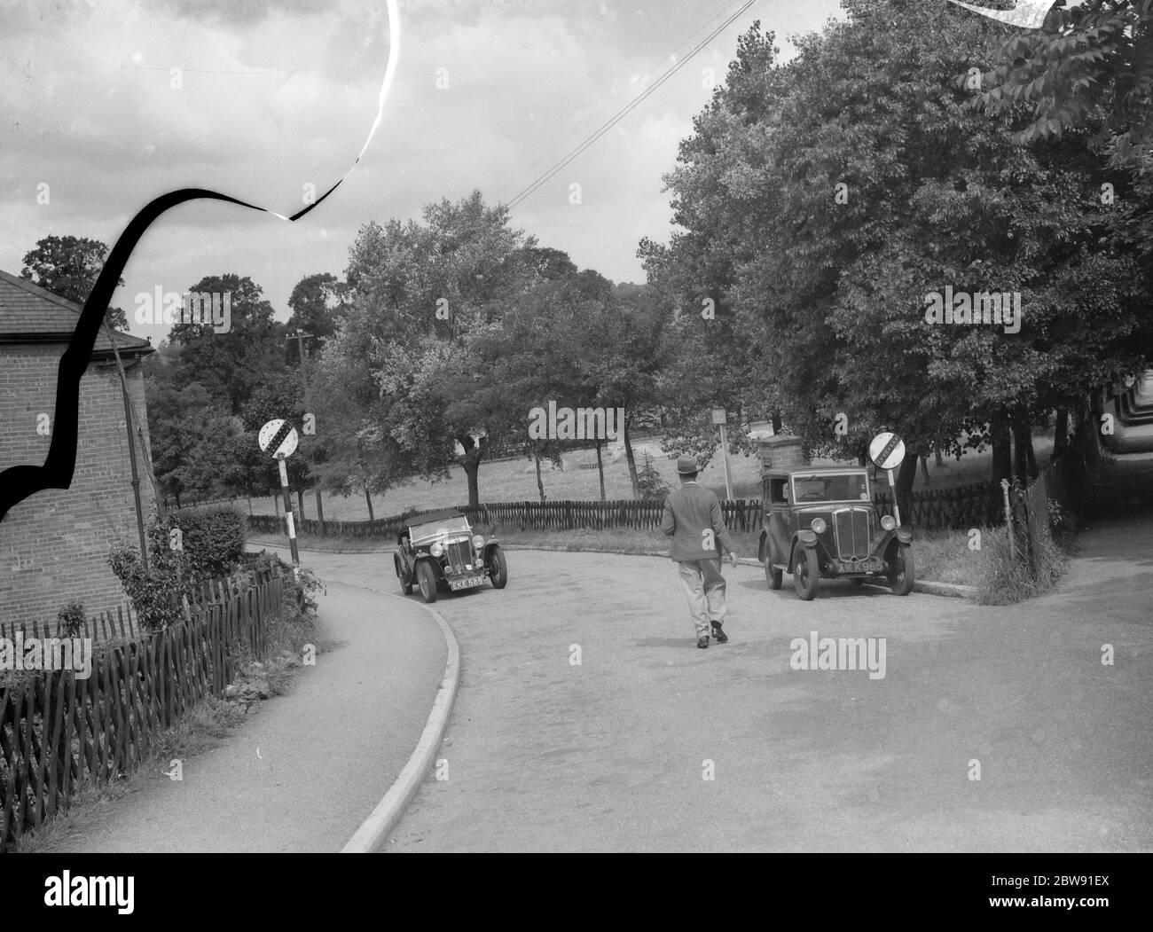Segnali di limite di velocità a Farningham , Kent . 1939 Foto Stock