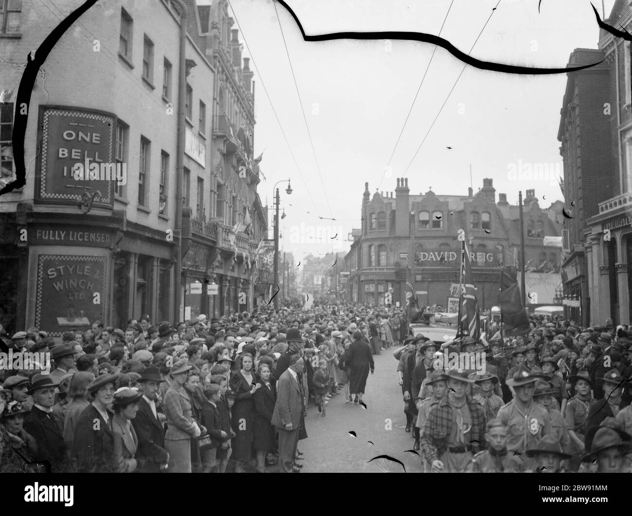 Spettatori in attesa della processione del Carnevale di Dartford . 1939 Foto Stock