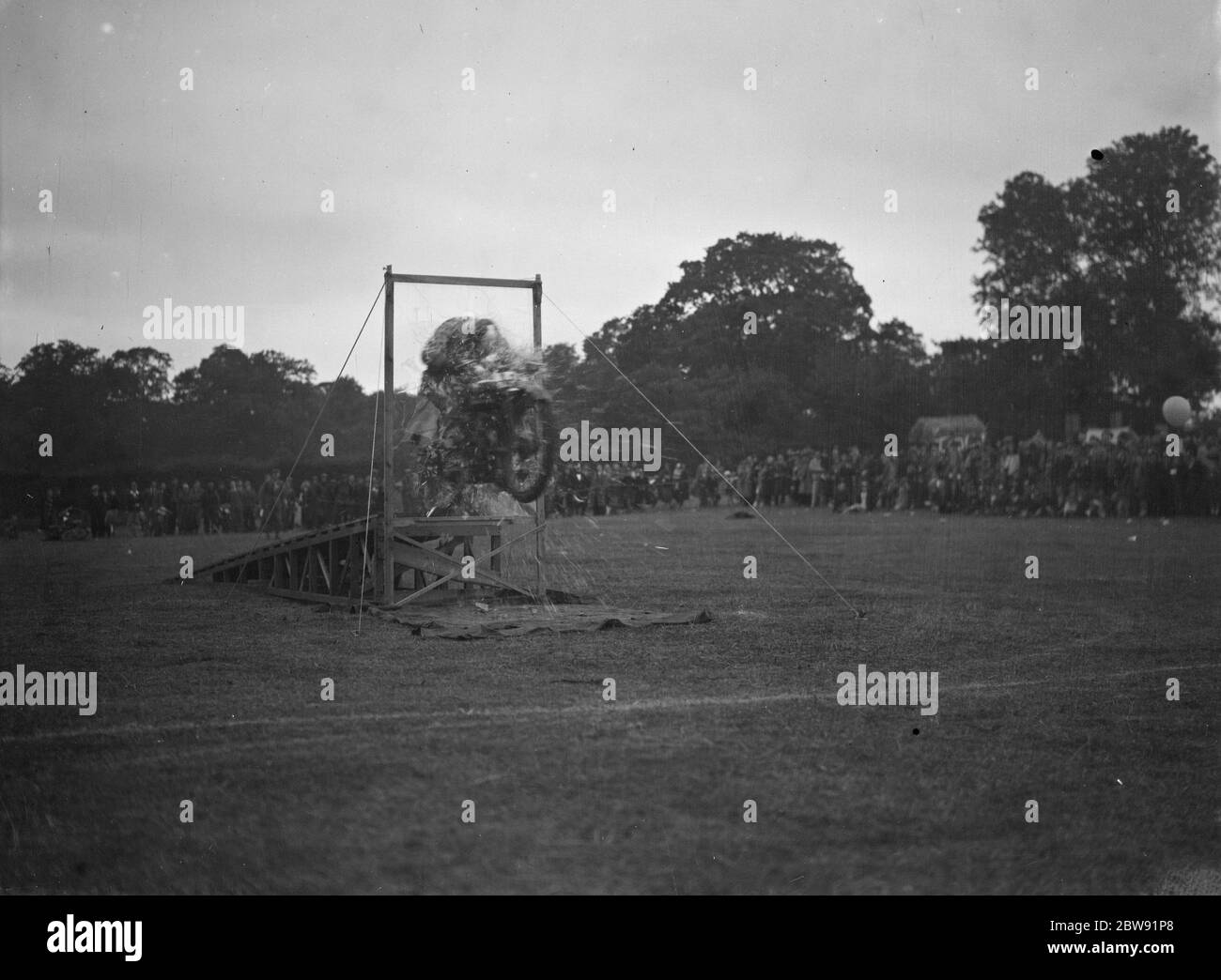 Un pilota esegue una stunt al gymkhana motociclistico . 1939 Foto Stock