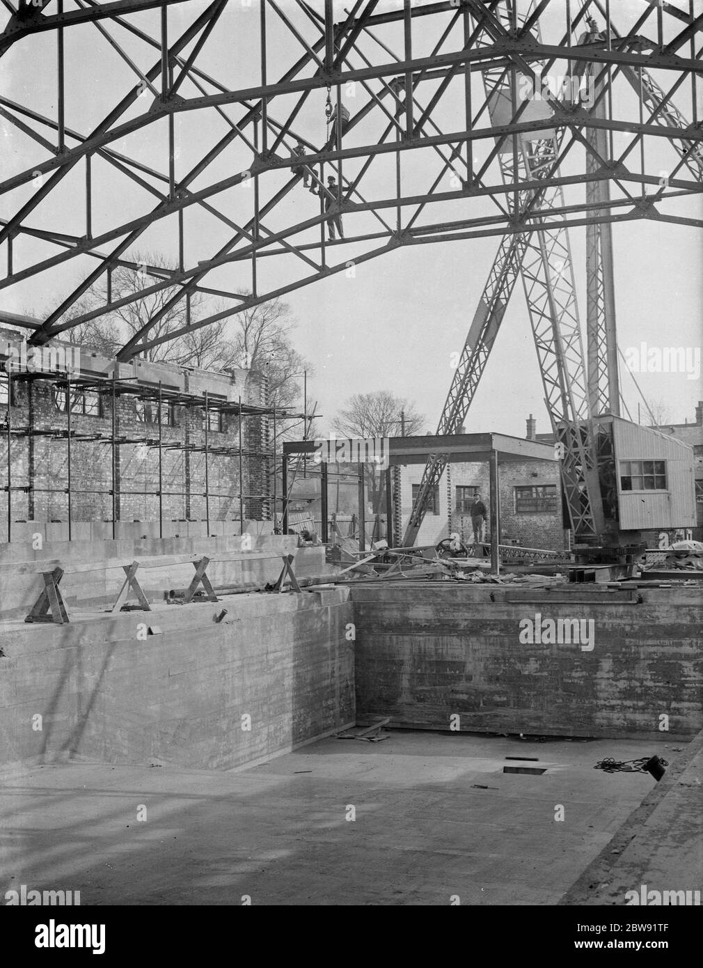 A Eltham le nuove vasche da bagno in costruzione. 1938 Foto Stock