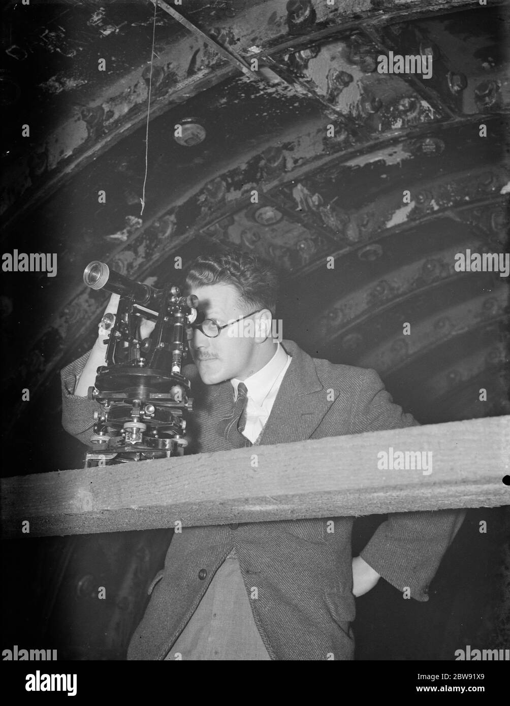 La costruzione del tunnel di Dartford . Un ingegnere prende letture con la sua teodolite . 1938 Foto Stock