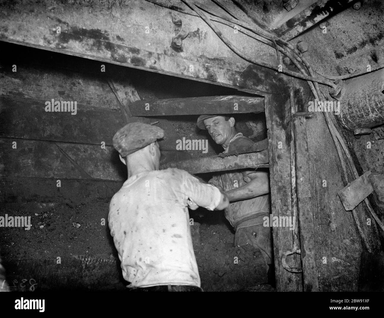 La costruzione del tunnel di Dartford . Arresto argilla operai . 1938 Foto Stock