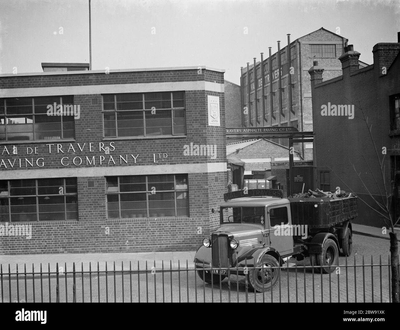 L'esterno dell'edificio Val de Travers Asphalt Company con uno dei loro camion parcheggiato all'esterno. 1938 Foto Stock