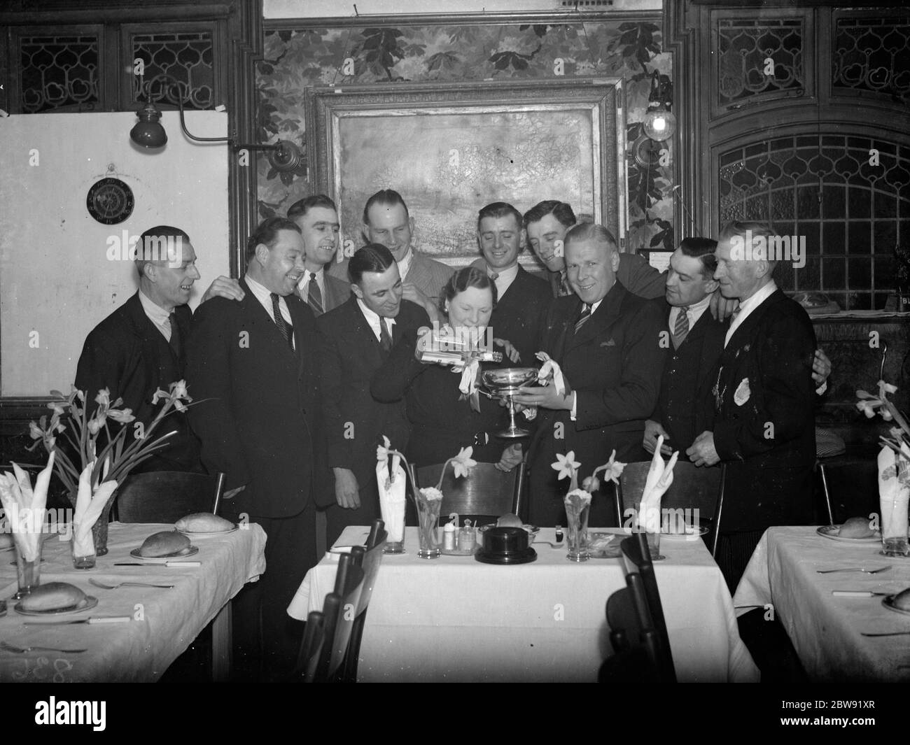 La cena del campione di freccette a St Mary Cray , Kent . 1938 Foto Stock