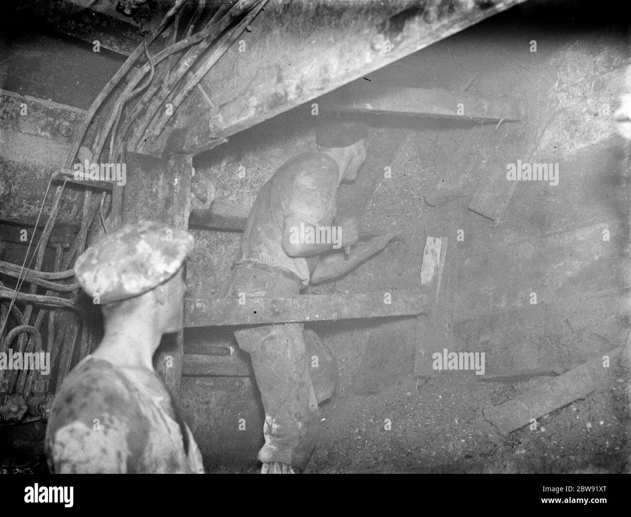 La costruzione del tunnel di Dartford . Un operiere che taglia lo scudo . 1938 Foto Stock