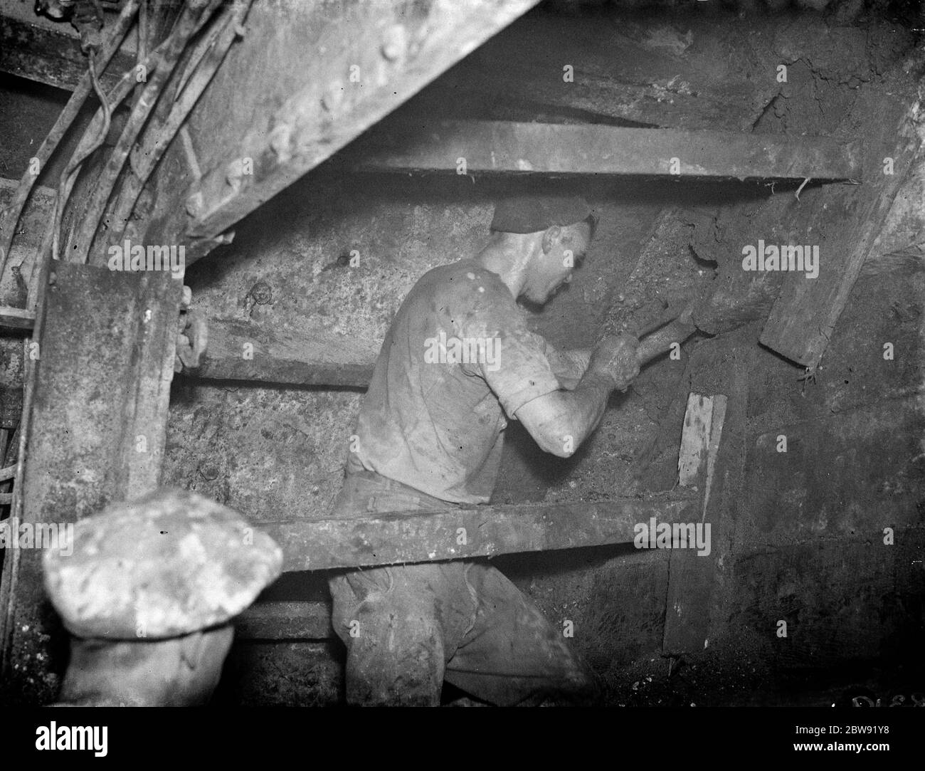 La costruzione del tunnel di Dartford . Un operai che scavava dallo scudo . 1938 Foto Stock