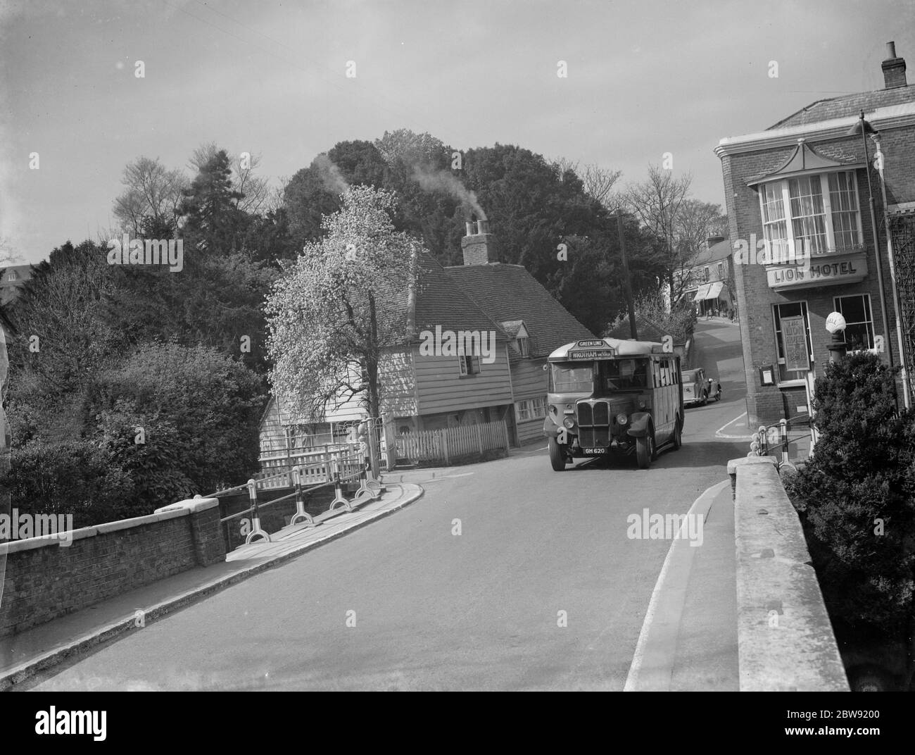 Autobus della linea geen dall'Old Lion Hotel dal ponte a Farningham Kent . 1938 Foto Stock
