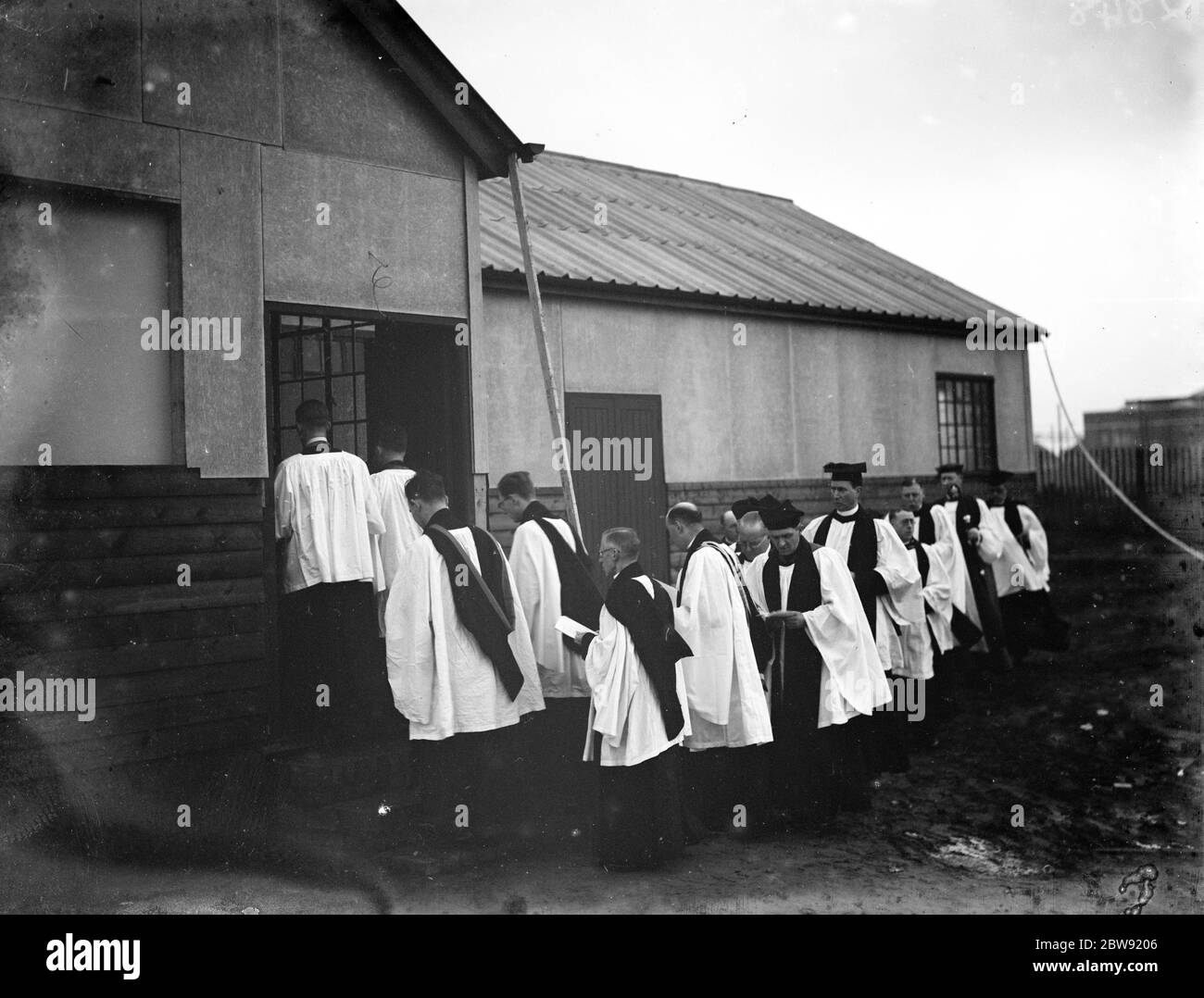 La sala della chiesa che si apre a Barnehurst , guidata dal Vescovo di Rochester 1936 Foto Stock