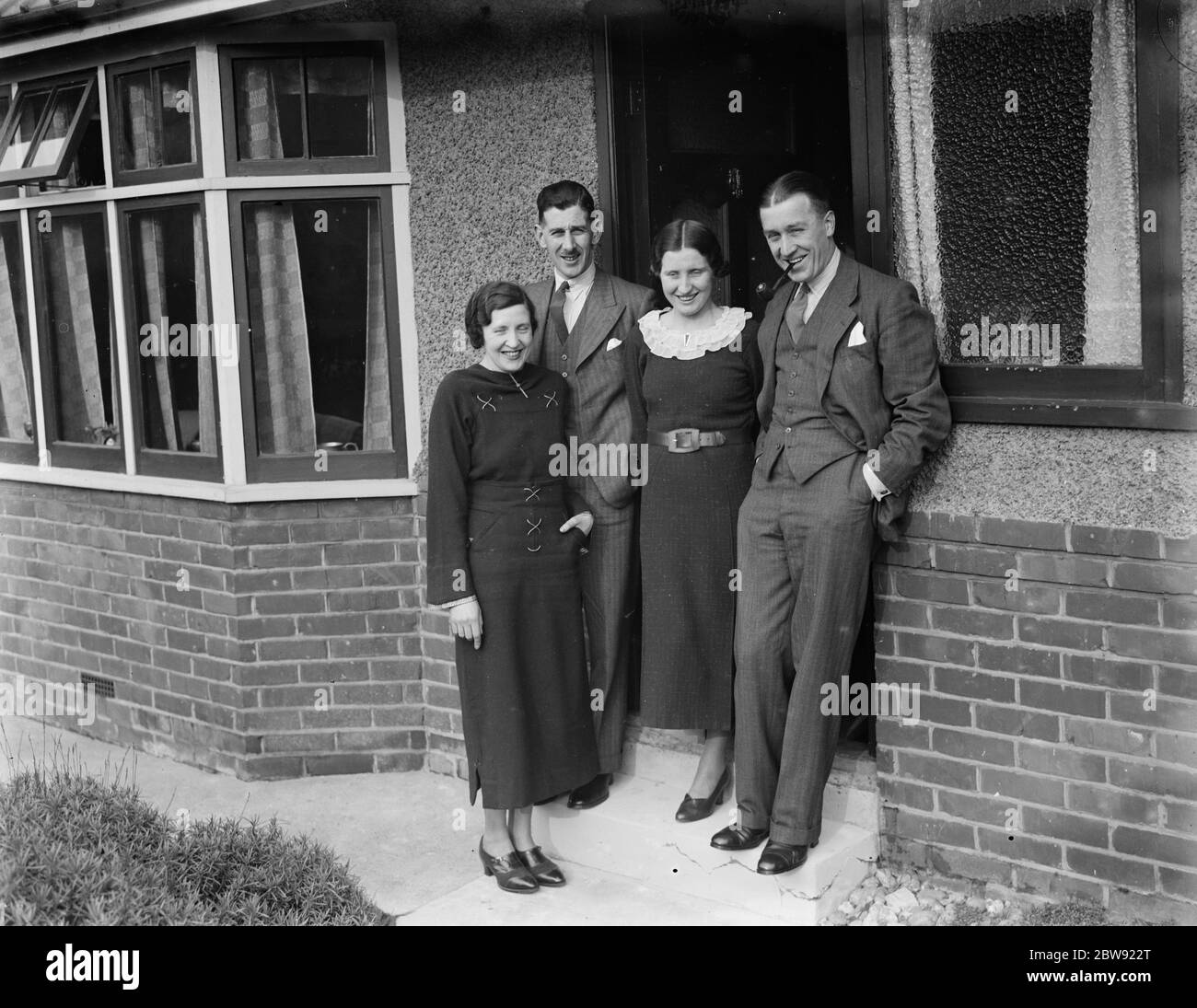 Il signor e la signora Mapstone con il signor e la signora Williams in piedi fuori casa. . 1936 Foto Stock