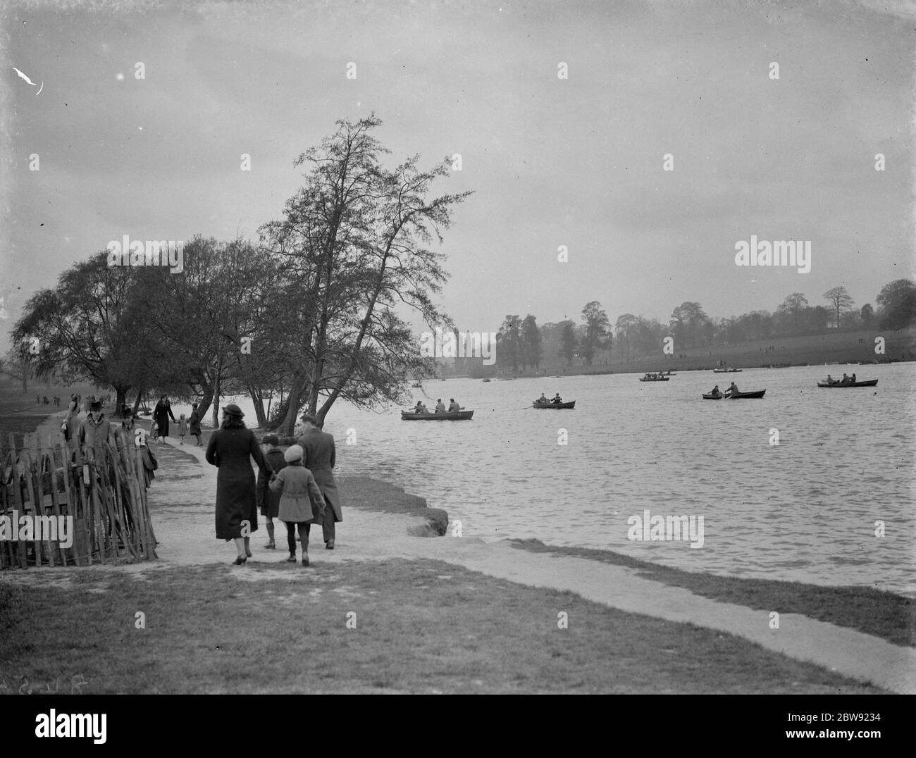 Barche a remi sul lago al Parco Danson vicino a Bexleyheath in Kent . 1938 Foto Stock