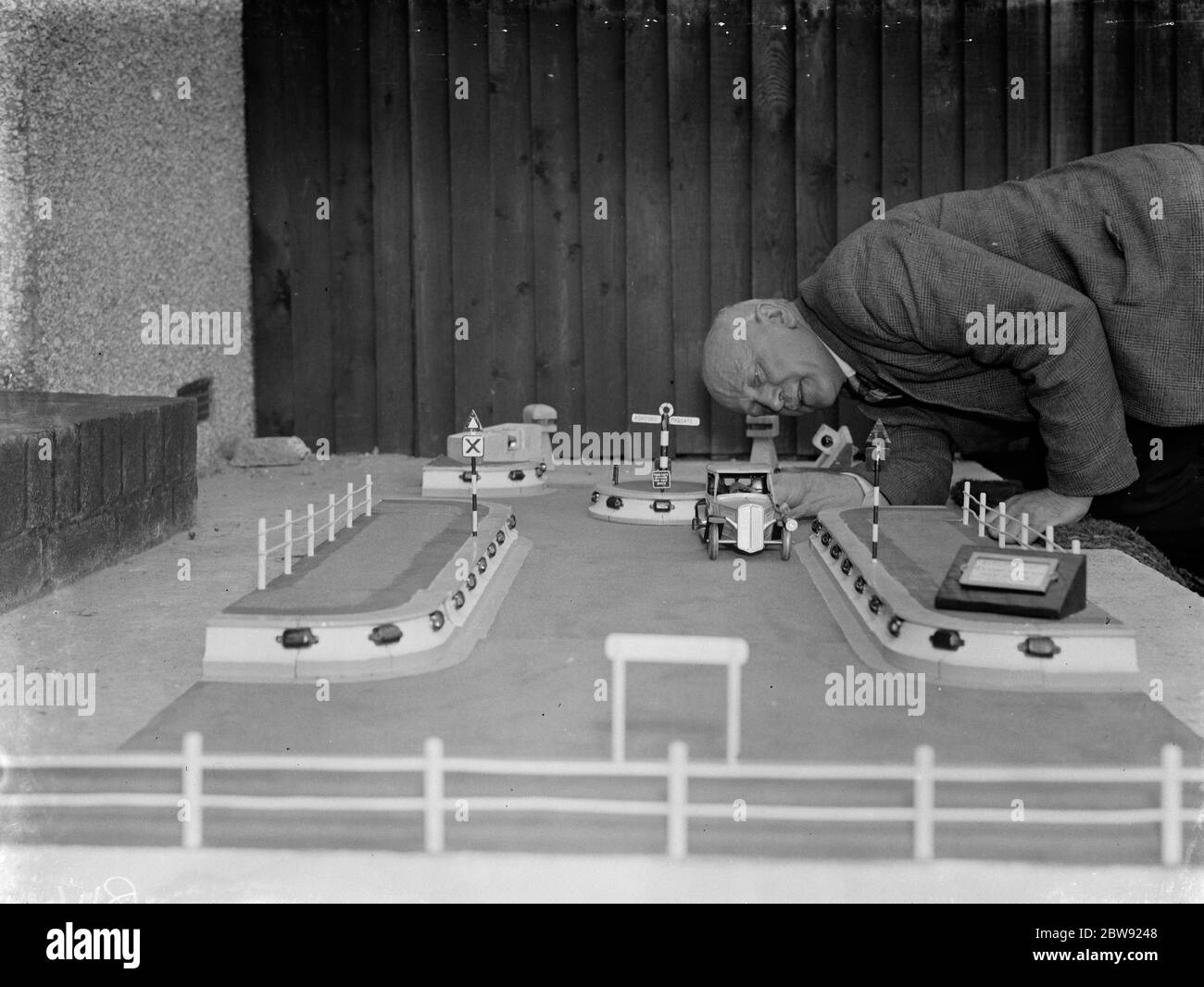 Il signor J. Ratcliff, con un modello di Wren Road a Sidcup, Kent. 12 aprile 1938 Foto Stock