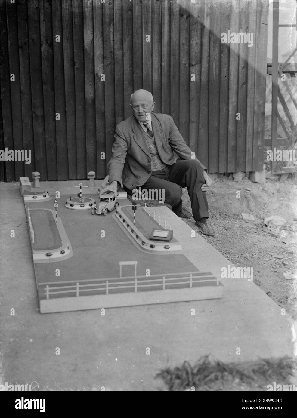 Il signor J. Ratcliff, con un modello di Wren Road a Sidcup, Kent. 12 aprile 1938 Foto Stock