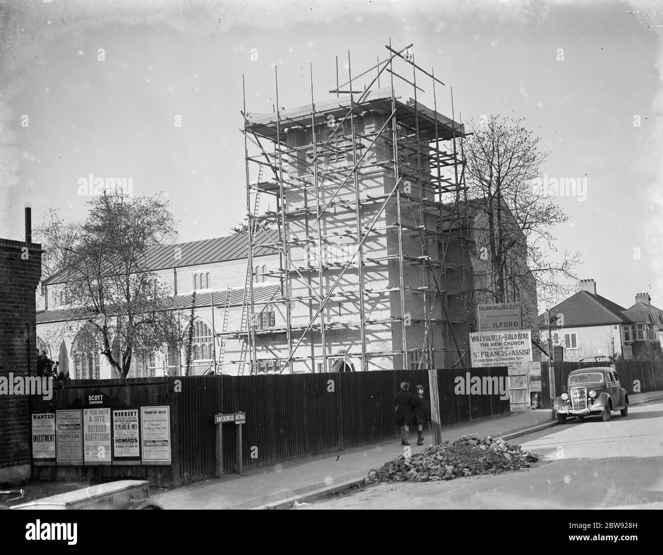 Impalcatura intorno alla chiesa di San Francesco d'Assisi di nuova costruzione a West Wickham . 1936 Foto Stock