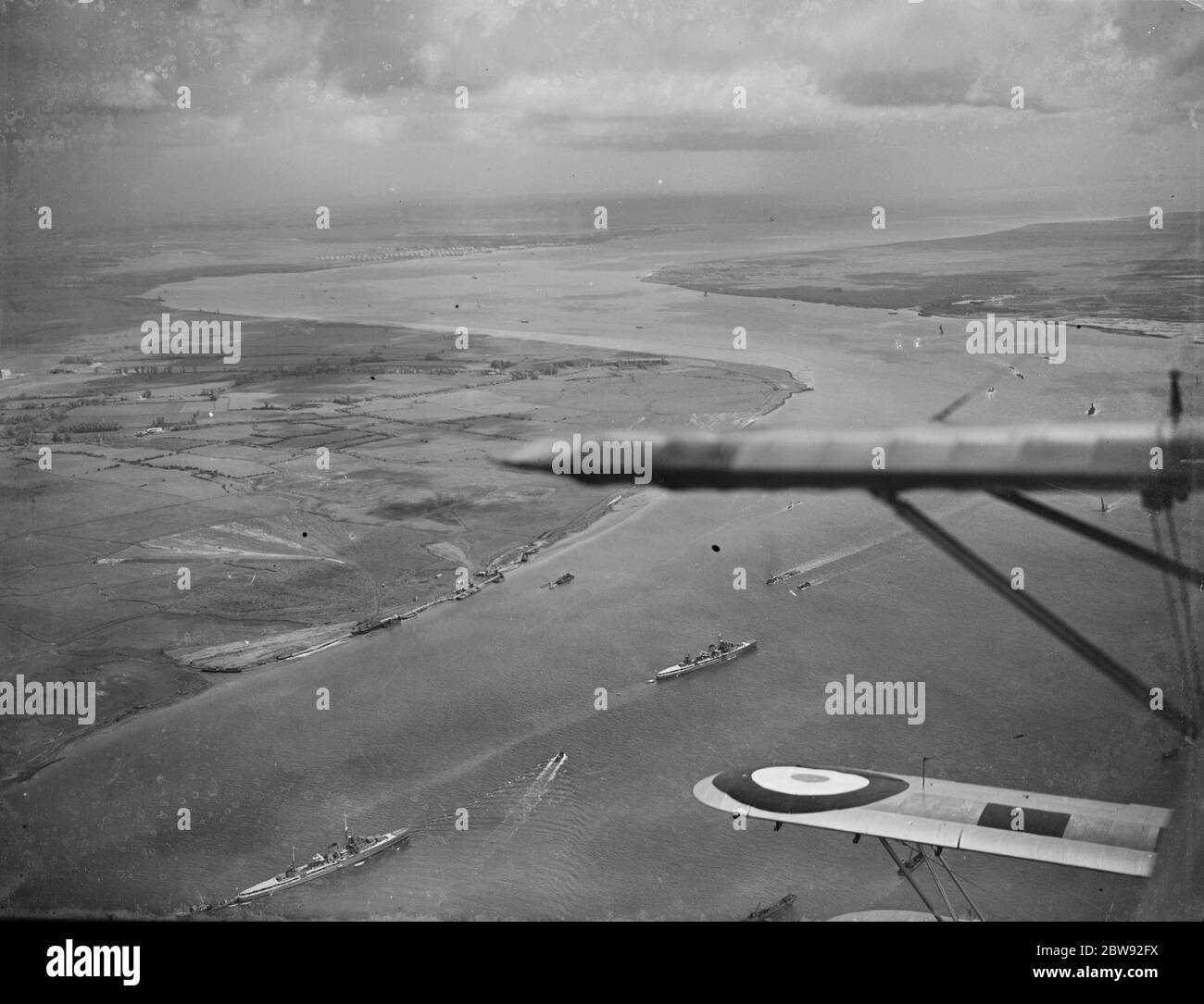 Hawker Harts vola in formazione sopra l'estuario del Tamigi . 1939 Foto Stock