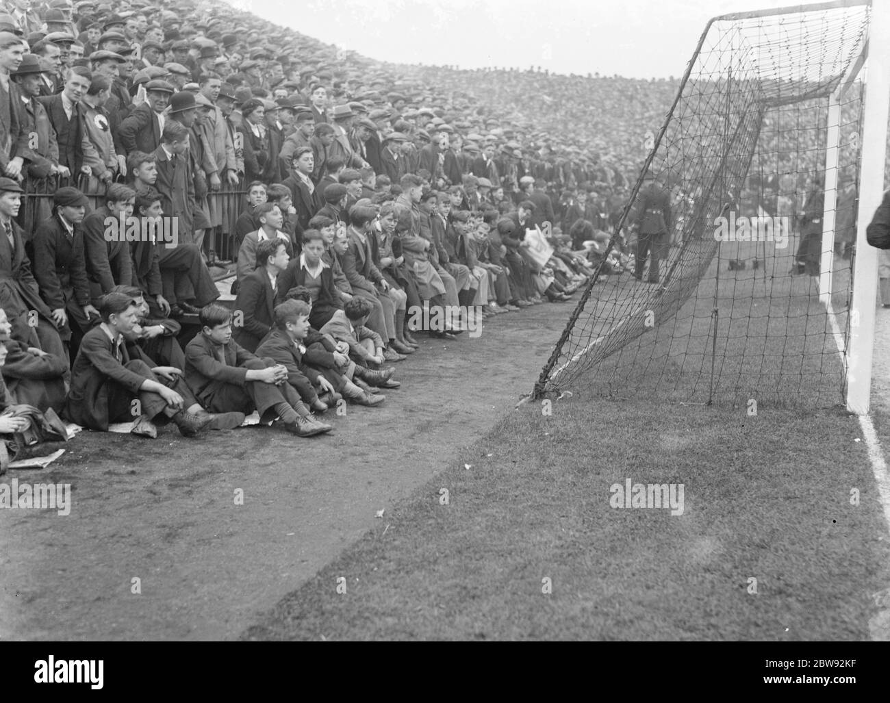 Spettatori di una partita di calcio . 1939 Foto Stock