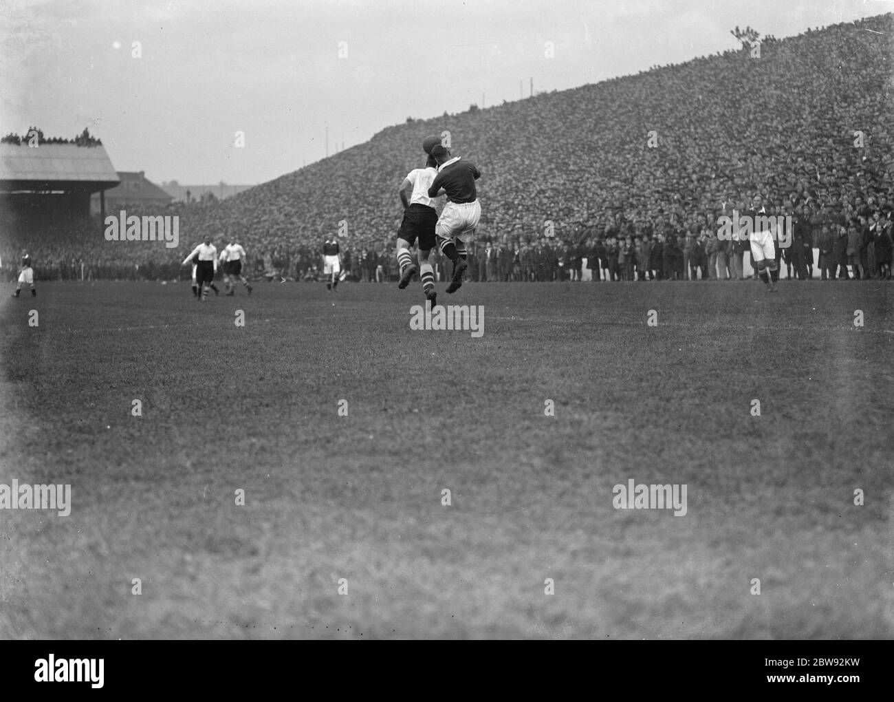 Azione sul campo di calcio . I giocatori competono per la palla . 1939 Foto Stock