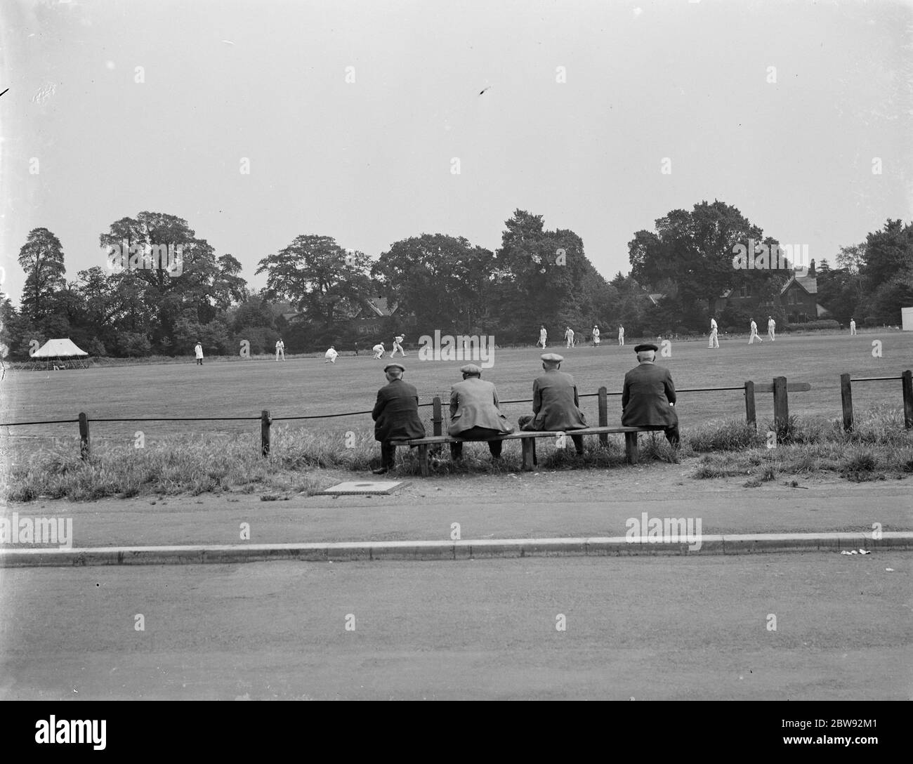 Un gruppo di uomini guarda una partita di cricket a Chislehurst . 1939 . Foto Stock