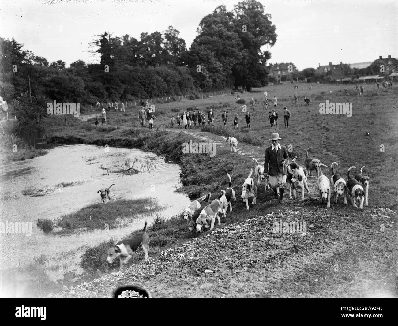 Caccia di Otter sulle rive del fiume Darent . 1939 Foto Stock