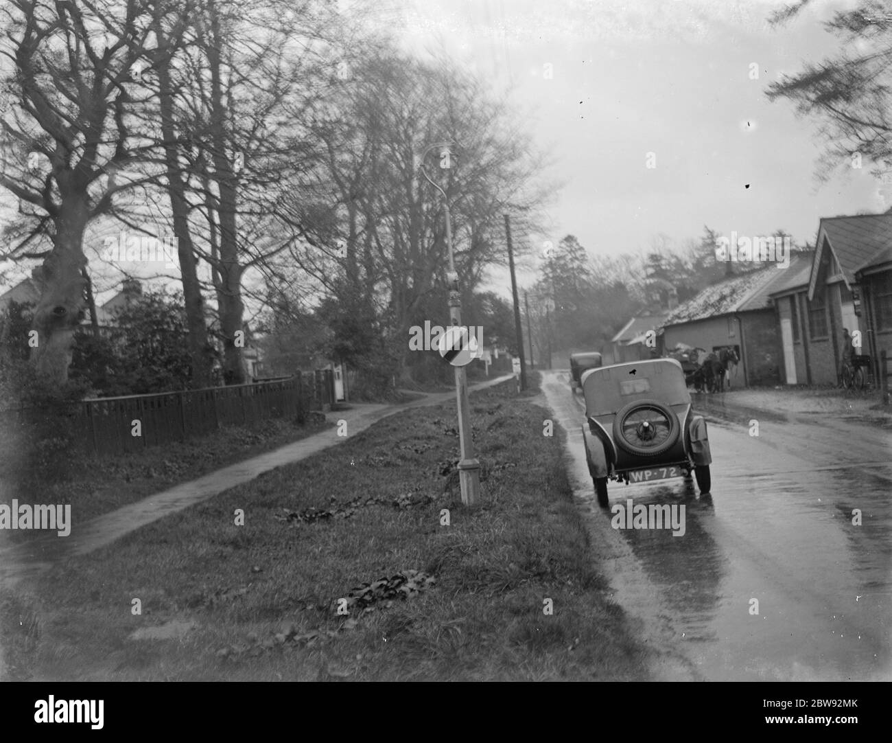 Segnale limite di velocità nazionale a Longfield , Kent . 1939 . Foto Stock