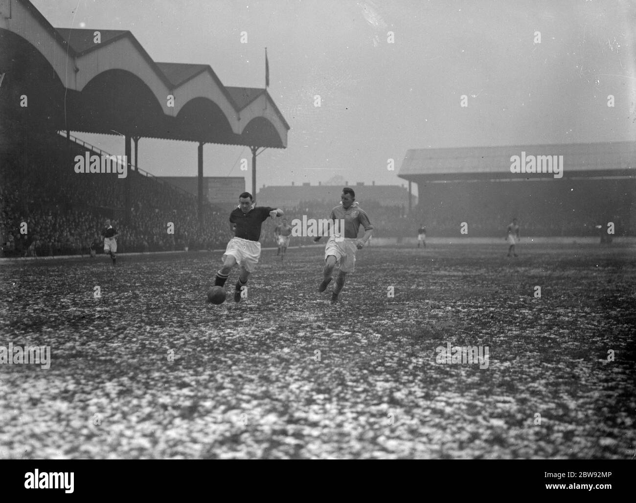 Azione sul campo di calcio . I giocatori competono per la palla . 1939 Foto Stock