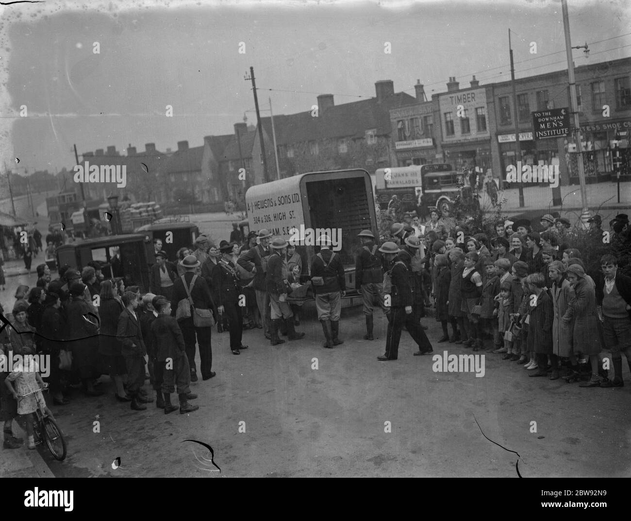 Festa della barella in pratica a Downham , Londra , durante uno scenario di emergenza . Qui stanno portando l'' vittima' in un'ambulanza . 1939 . Foto Stock