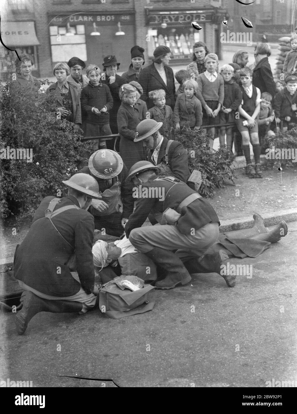Festa della barella in pratica a Downham , Londra , durante uno scenario di emergenza . Qui tendono ad un' incidente'. 1939 . Foto Stock