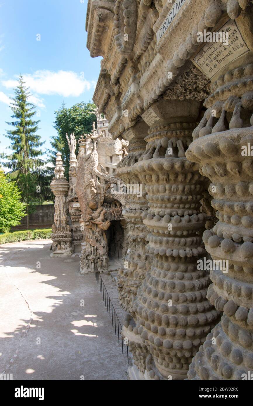 Palais Ideal du facteur Cheval. Maison. Curiosità, edificio surreale, architettura d'arte naïve, costruita da Ferdinand Cheval, postino. Foto Stock