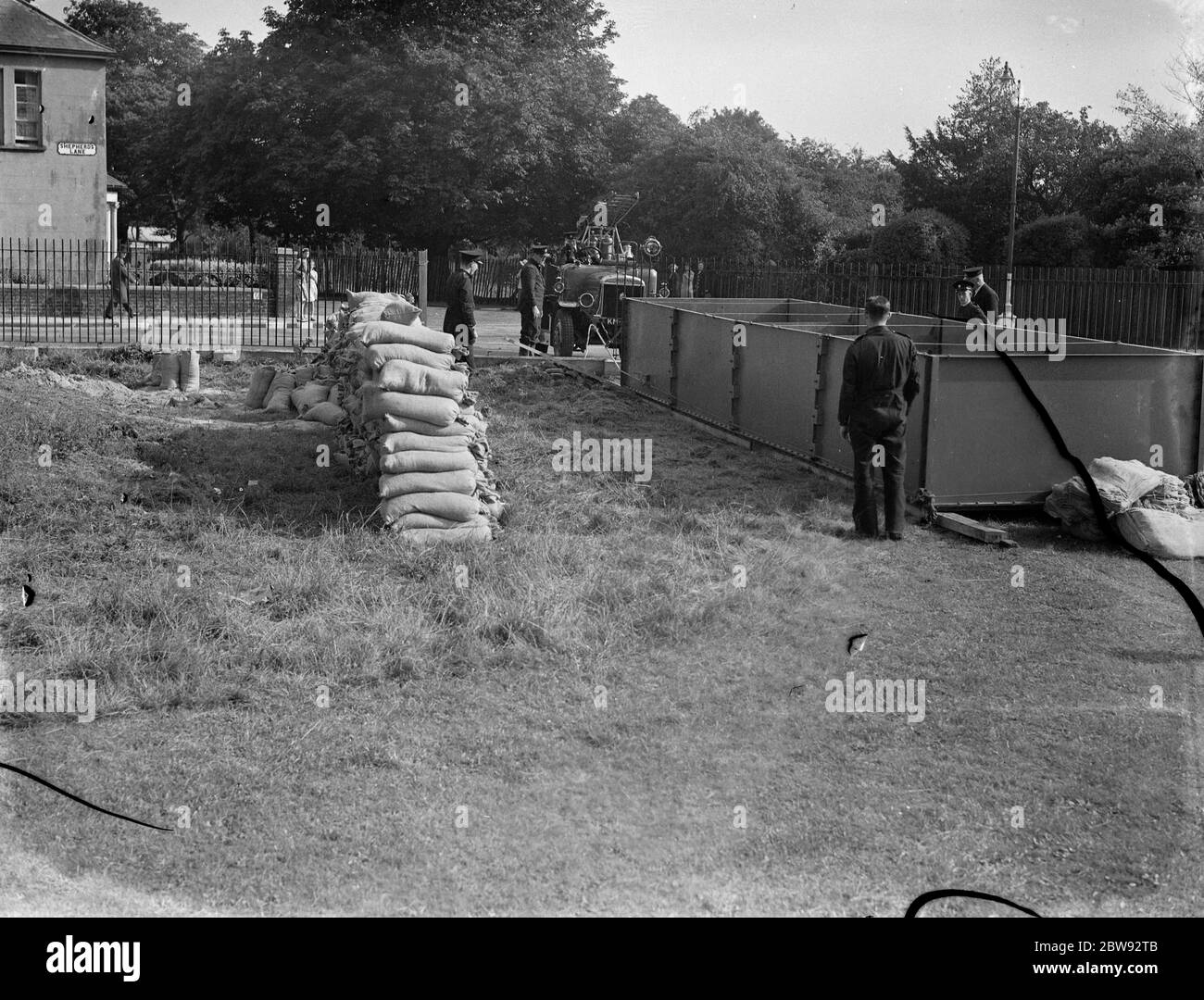 Un serbatoio d'acqua da 5,000 galloni per il servizio antincendio ausiliario situato a Dartford, Kent 1939 Foto Stock