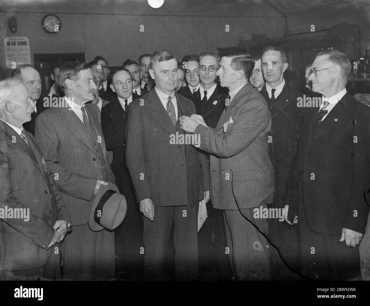 Presentazione della Medaglia imperiale di servizio a Dartford , Kent . Le medaglie sono presentate ai funzionari che completano 25 anni di servizio . Tra i presenti nella foto figurano: Albert Edward Summers ; Alderman e R Blackman J P , il Sindaco ; F C Swain , Postmaster ; Summers e T e Heron , che hanno ricevuto la medaglia. 1939 Foto Stock