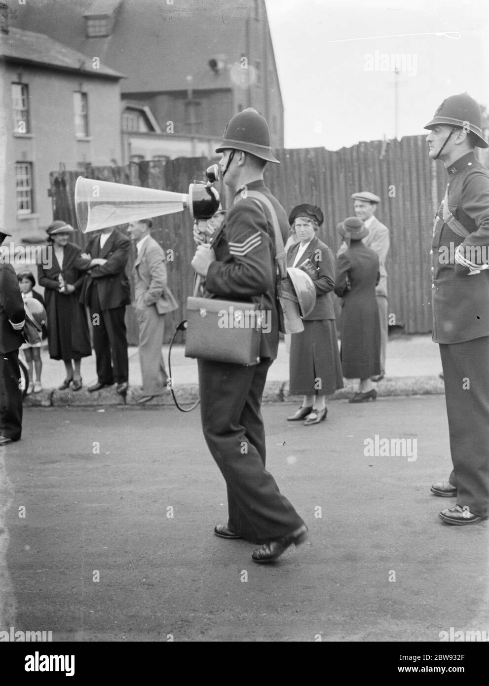 In risposta ai pericoli della guerra, il governo britannico ha lanciato un programma per evacuare i bambini dai principali centri urbani agli alloggi privati nelle aree più rurali . La foto mostra il controllo di evacuazione eseguito da un poliziotto con un altoparlante a Gravesend , Kent . 1939 Foto Stock