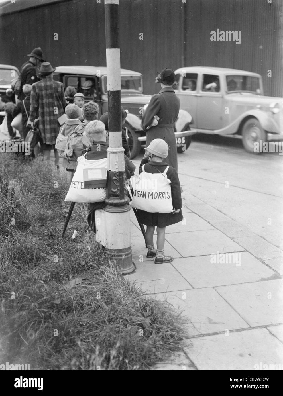 In risposta ai pericoli della guerra, il governo britannico ha lanciato un programma per evacuare i bambini dai principali centri urbani agli alloggi privati nelle aree più rurali . La foto mostra madri e bambini durante le procedure di evacuazione a Gravesend , Kent . 1939 Foto Stock