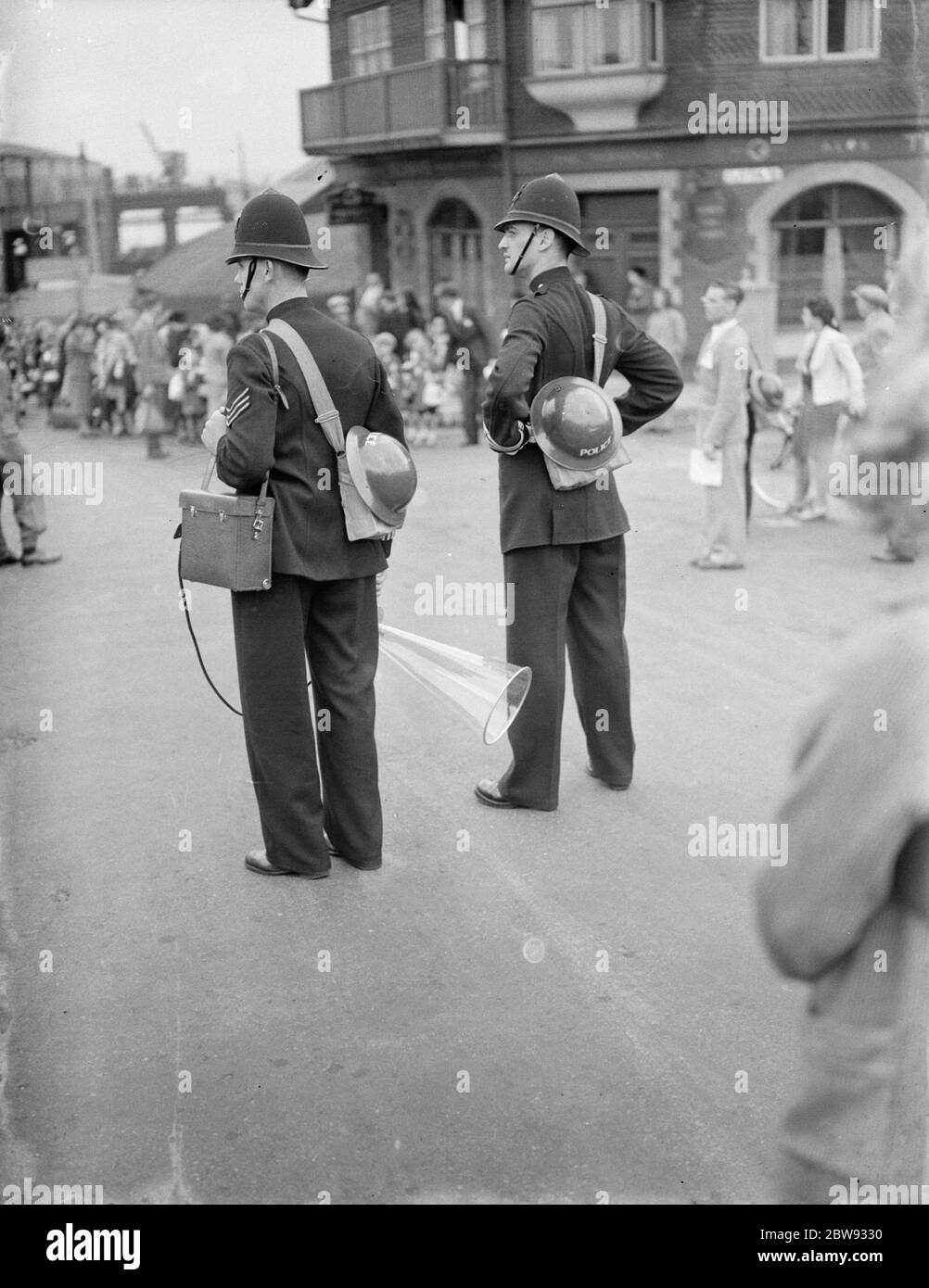 In risposta ai pericoli della guerra, il governo britannico ha lanciato un programma per evacuare i bambini dai principali centri urbani agli alloggi privati nelle aree più rurali . La foto mostra il controllo di evacuazione eseguito da un poliziotto con un altoparlante a Gravesend , Kent . 1939 Foto Stock