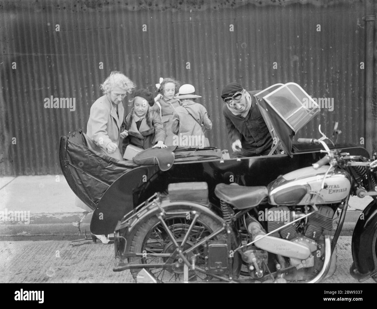 In risposta ai pericoli della guerra, il governo britannico ha lanciato un programma per evacuare i bambini dai principali centri urbani agli alloggi privati nelle aree più rurali . La foto mostra madri e bambini che arrivano in un sidecar a Gravesend , Kent , durante le procedure di evacuazione . 1939 Foto Stock