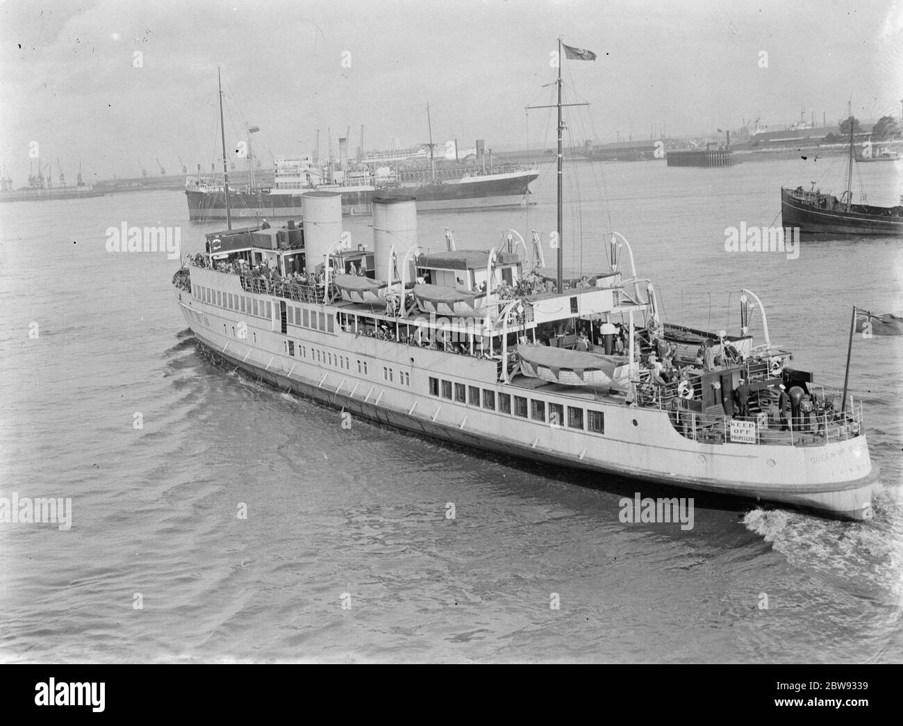 In risposta ai pericoli della guerra, il governo britannico ha lanciato un programma per evacuare i bambini dai principali centri urbani agli alloggi privati nelle aree più rurali . Foto mostra l'evacuazione in nave sul Tamigi a Gravesend , Kent . 1939 Foto Stock