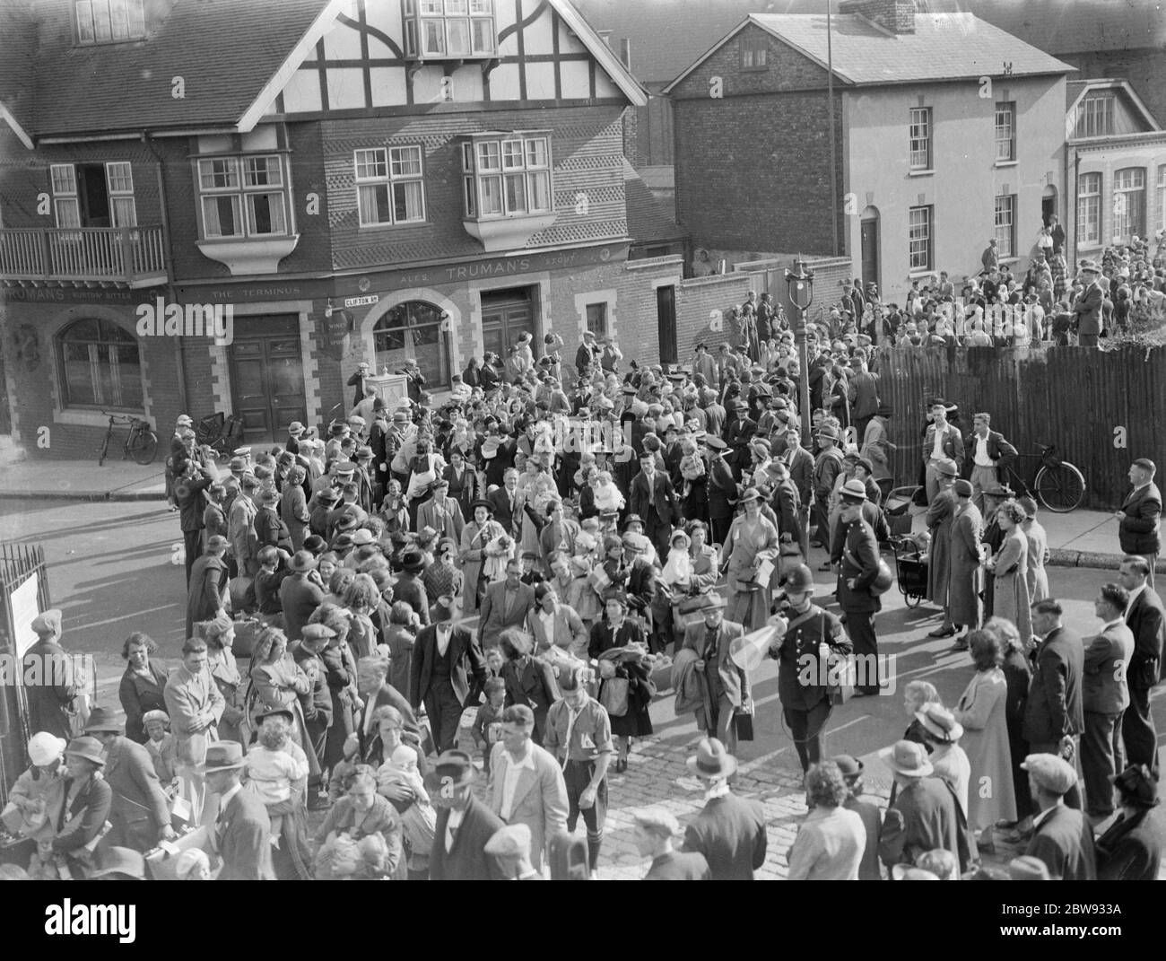 In risposta ai pericoli della guerra, il governo britannico ha lanciato un programma per evacuare i bambini dai principali centri urbani agli alloggi privati nelle aree più rurali . La foto mostra madri e bambini durante le procedure di evacuazione a Gravesend , Kent . 1939 Foto Stock