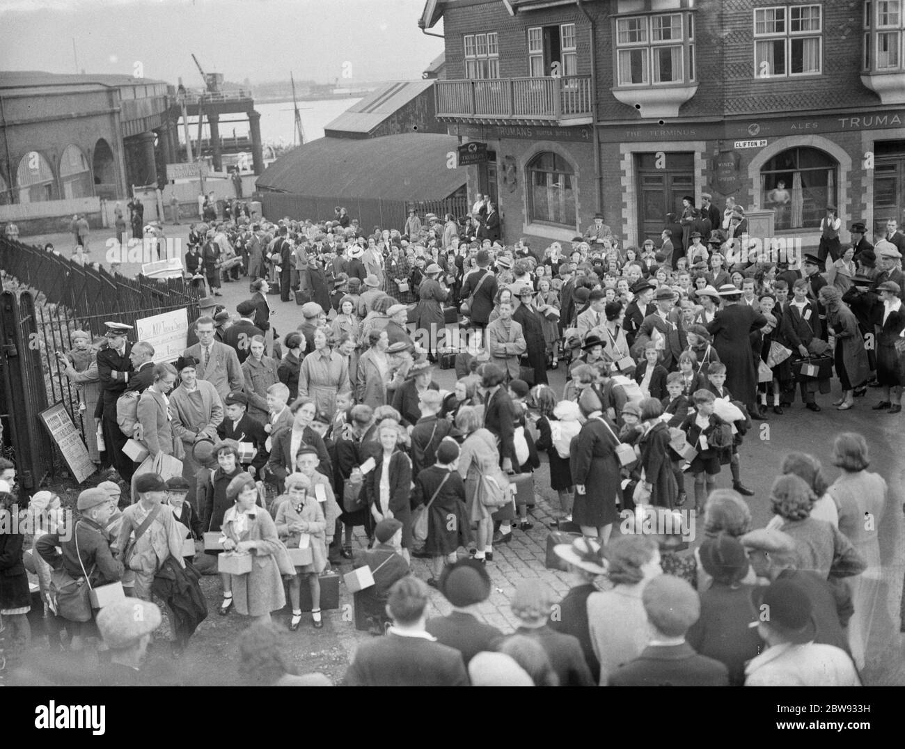 In risposta ai pericoli della guerra, il governo britannico ha lanciato un programma per evacuare i bambini dai principali centri urbani agli alloggi privati nelle aree più rurali . La foto mostra madri e bambini durante le procedure di evacuazione a Gravesend , Kent . 1939 Foto Stock