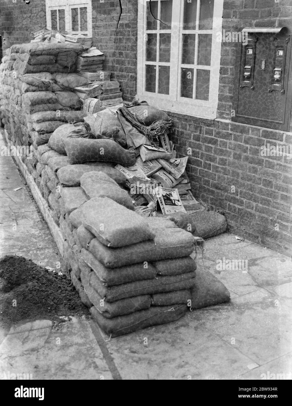 Ufficio postale generale di Sidcup protetto con borse di sabbia e elenchi telefonici in preparazione alla guerra . 1939 Foto Stock