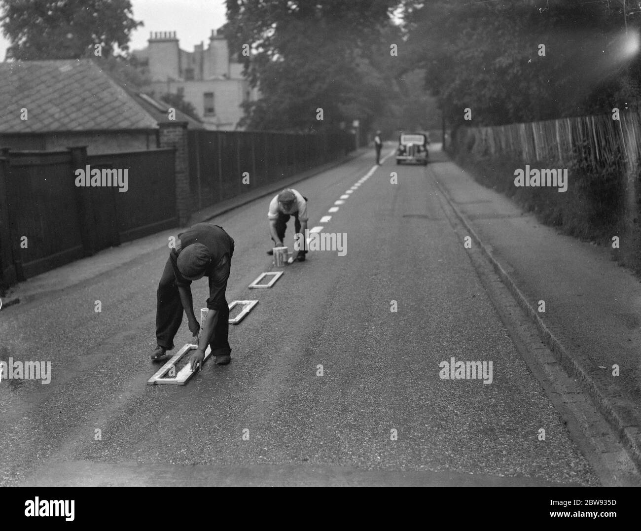 Lavoratori che dipingano linee di traffico per l'ARP a Bexley , Londra . 1939 Foto Stock