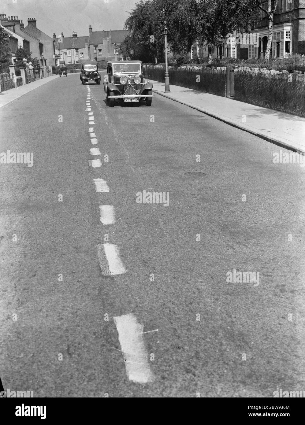 Linee di traffico dipinte sulla strada per le precauzioni Air RAID a Gravesend , Kent . 1939 Foto Stock