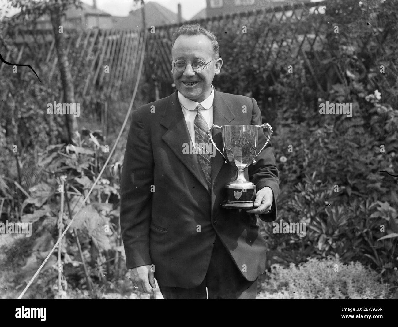 A W Costley , Segretario della Crayford Horticultural Society , in posa con il suo trofeo . 1939 Foto Stock